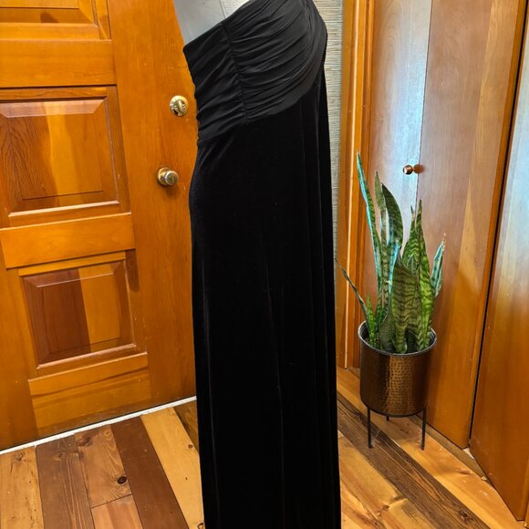 Stunning Black Velvet Gown - Picture 3 of 6